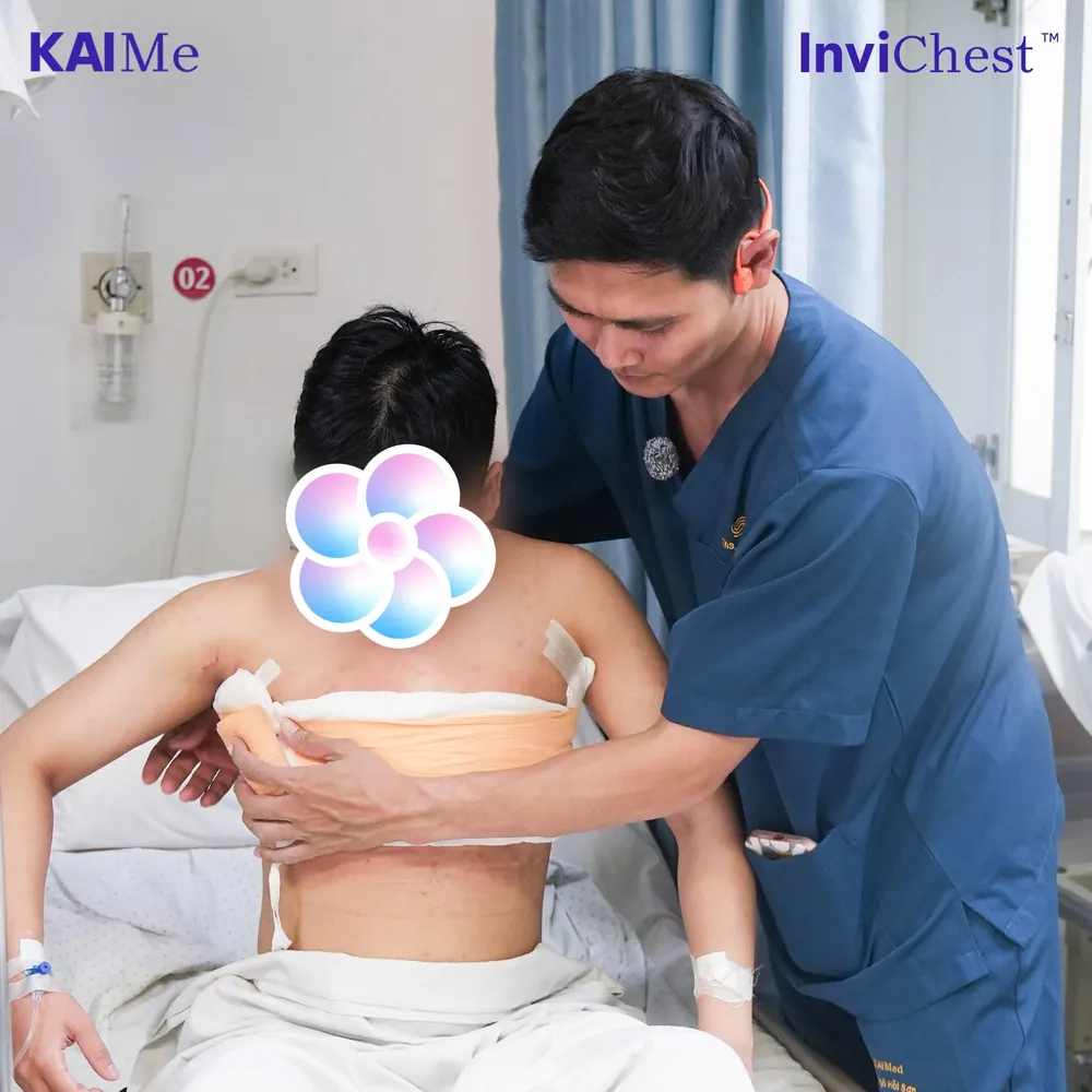 Bác sĩ KAIMe chăm sóc khách hàng sau phẫu thuật InviChest